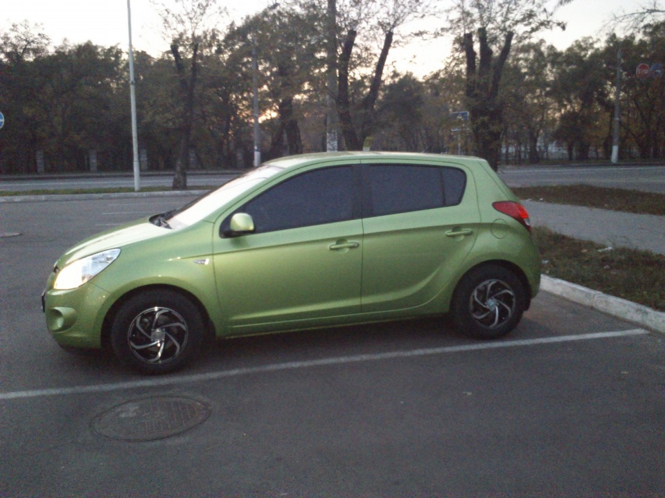 I20 колеса. I20 колеса. Колеса хенде ай20. Обвесы на хендай i20. I20 колеса.