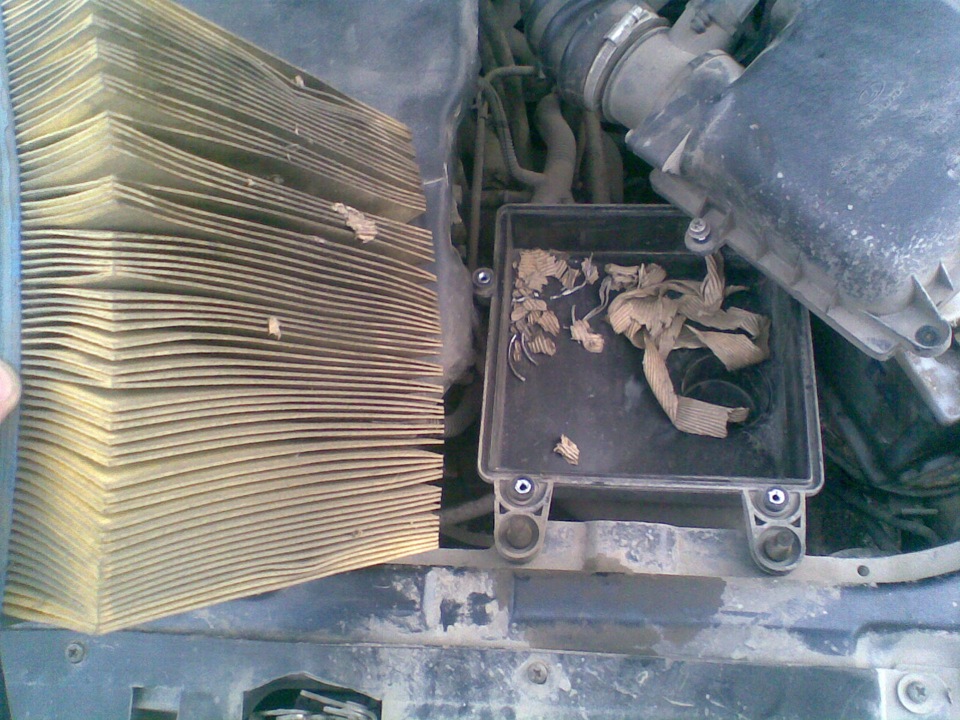 Масло в воздушном фильтре приоры. Воздушный фильтр Приора 2008. Воздушный фильтр Приора 16. Воздушный фильтр Приора 16 клапанов. Замена воздушного фильтра Приора.