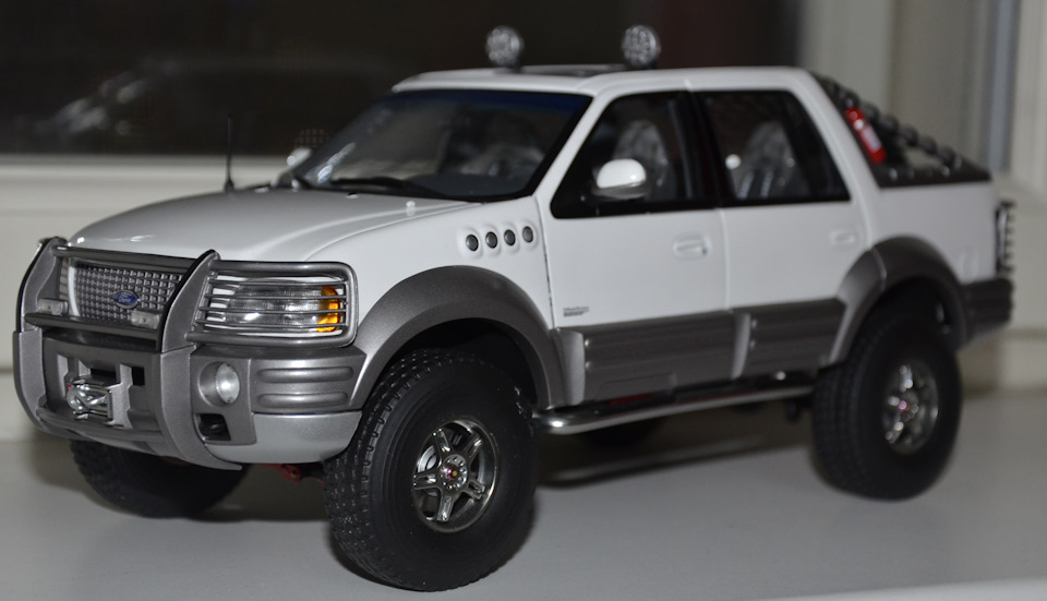 ミニカー Autoart 1/18 Ford EXPEDITION himalaya 1/18 AUTOart Ford Expedition Himalaya (white) 1999 - YouTube