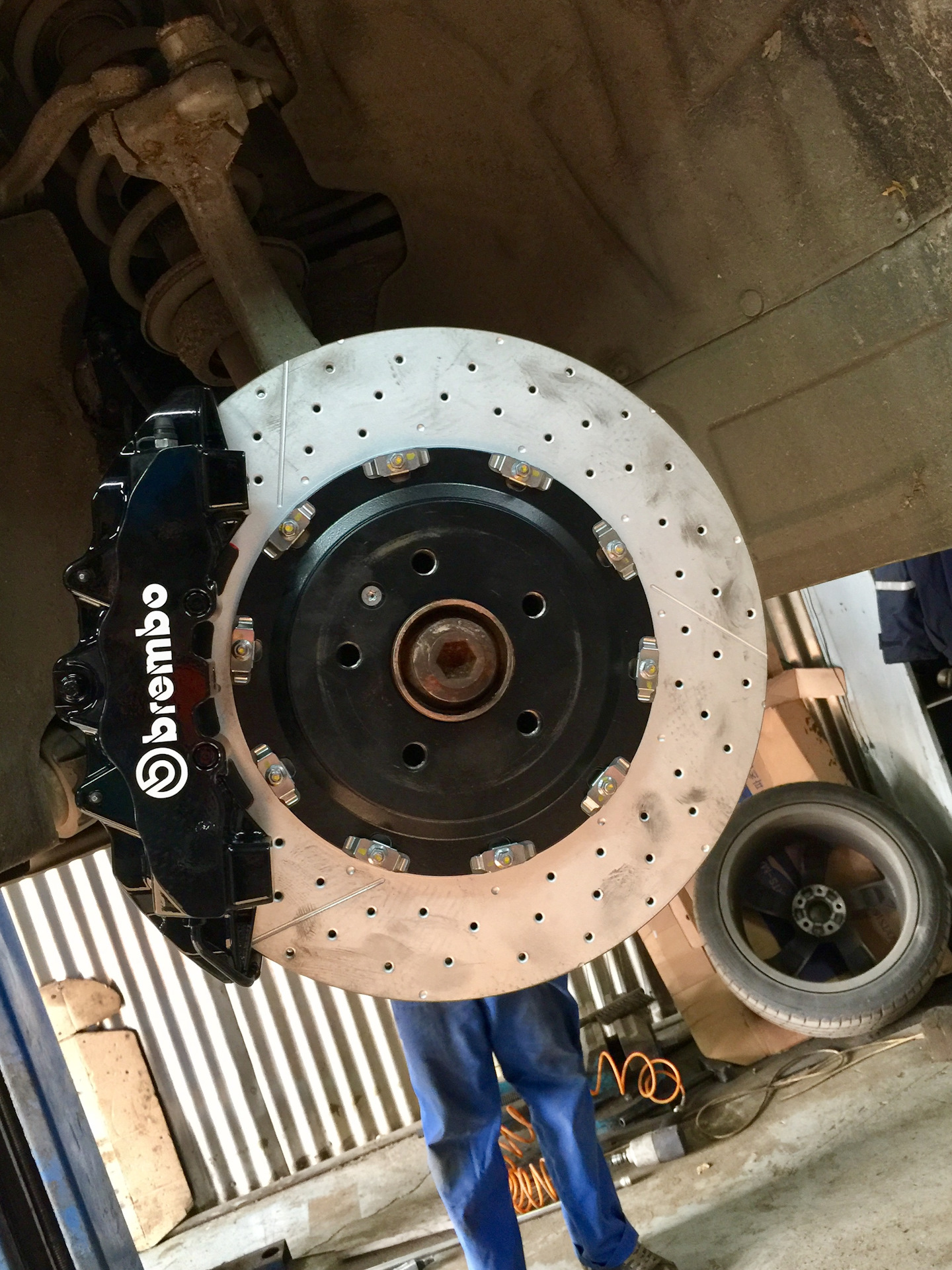 Тормозная система Brembo на Ауди А6. Монтаж. Brembo 8 поршневые ...