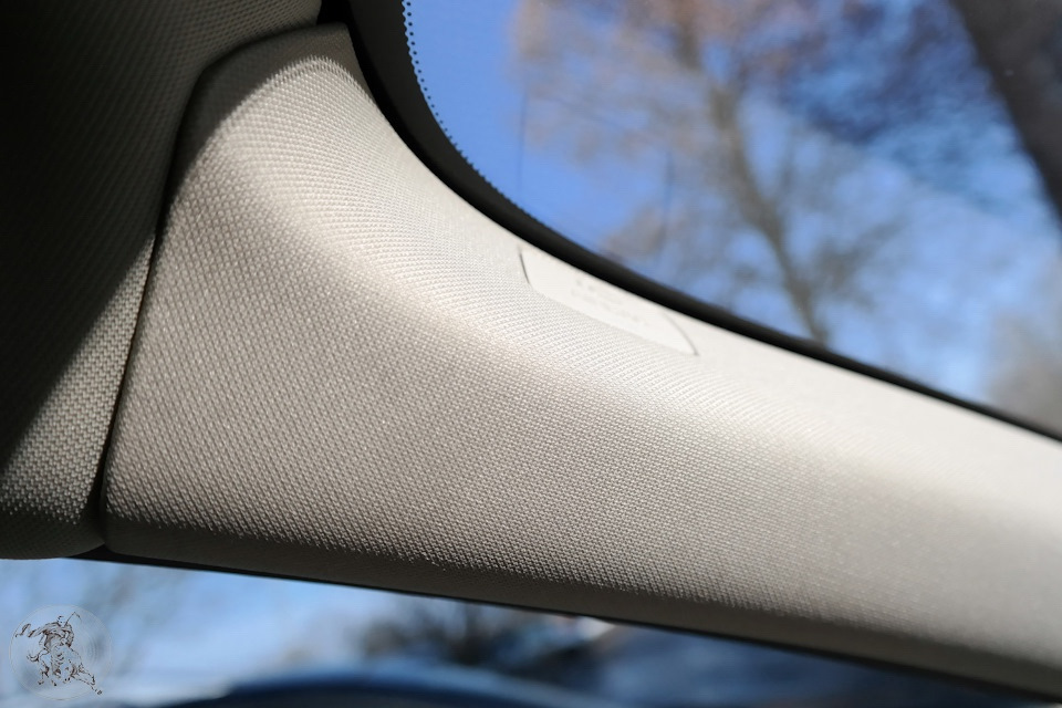 Пластик передних стоек как и крыша обтянут тканью — Volvo XC60 (1G)