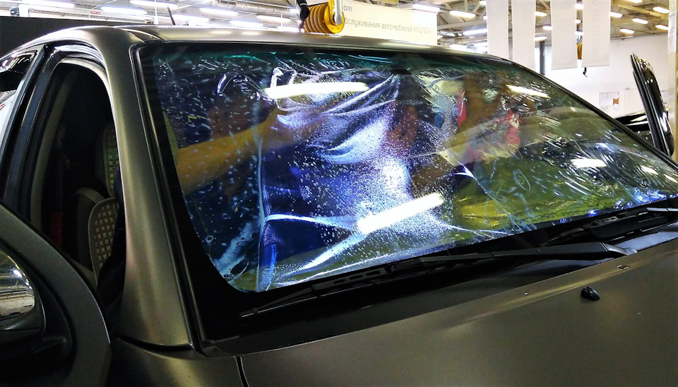 Тонировка лобового стекла плёнкой хамелеон: невидимая в помещении ...