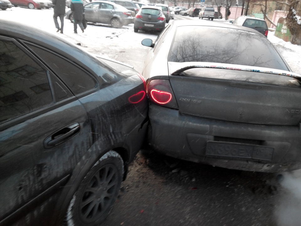 подбили меня — Dodge Neon II, 2 л, 2004 года | ДТП | DRIVE2