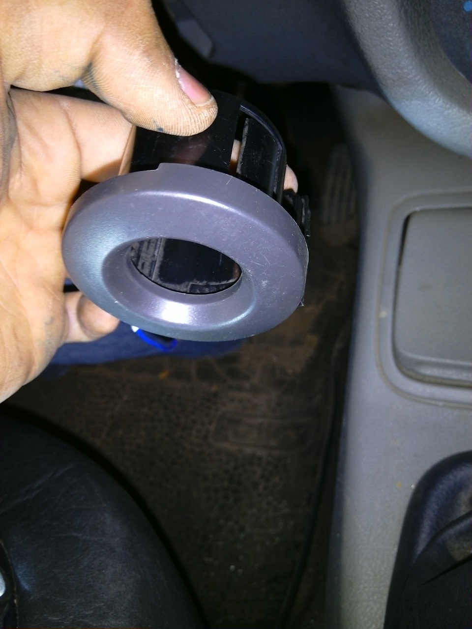 В замке зажигания сломался ключ — Renault Symbol, 1,4 л, 2002 года ...