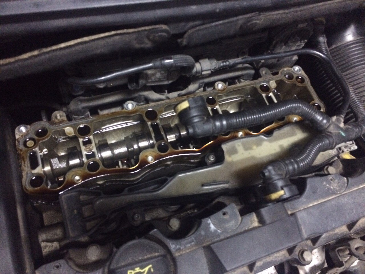 Замена прокладки клапанной крышки — Peugeot 307, 1,6 л, 2002 года ...