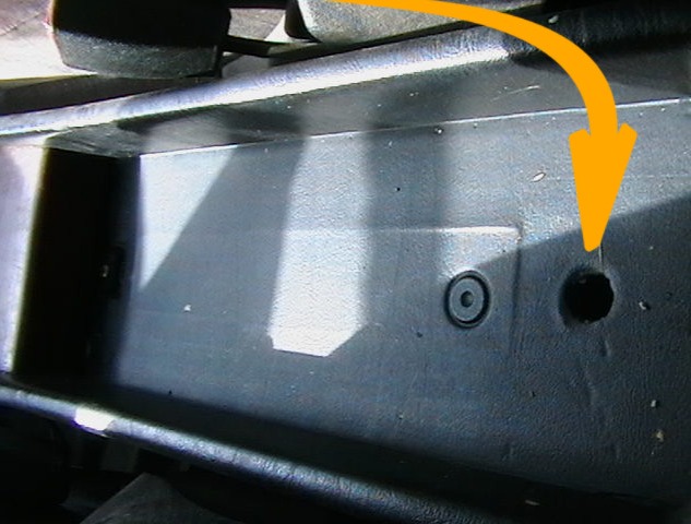 находим место крепления самореза и откручаваем=) — Mercedes-Benz E-Class (W124)