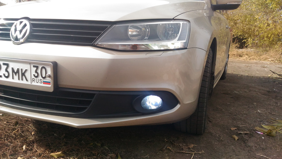 Замена ламп в противотуманках — Volkswagen Jetta VI, 1,6 л, 2013 года ...