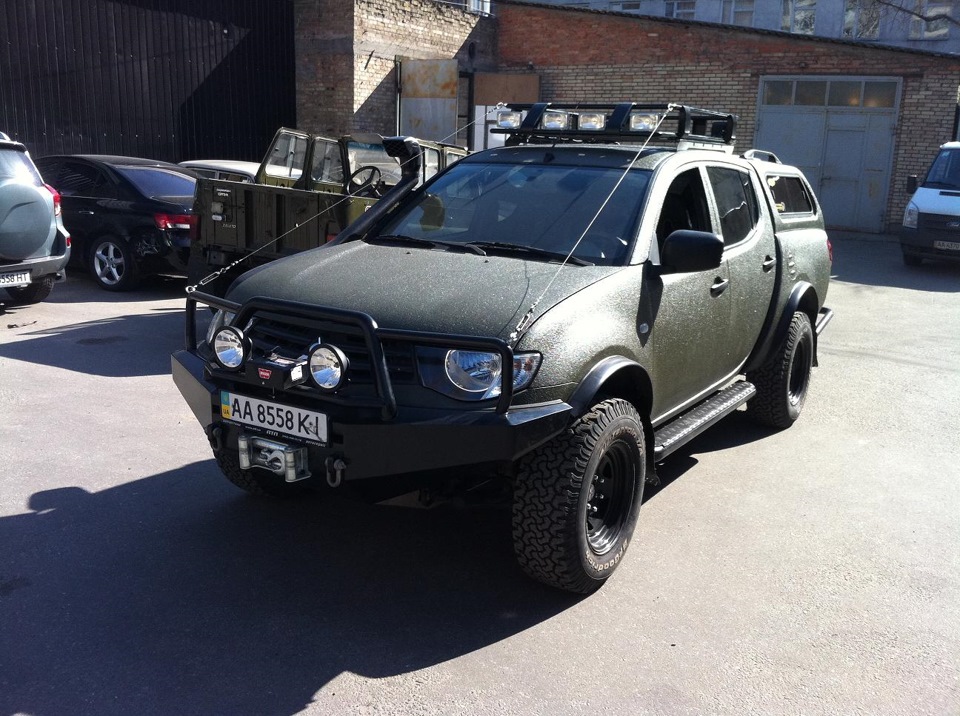 Mitsubishi l200 хаки