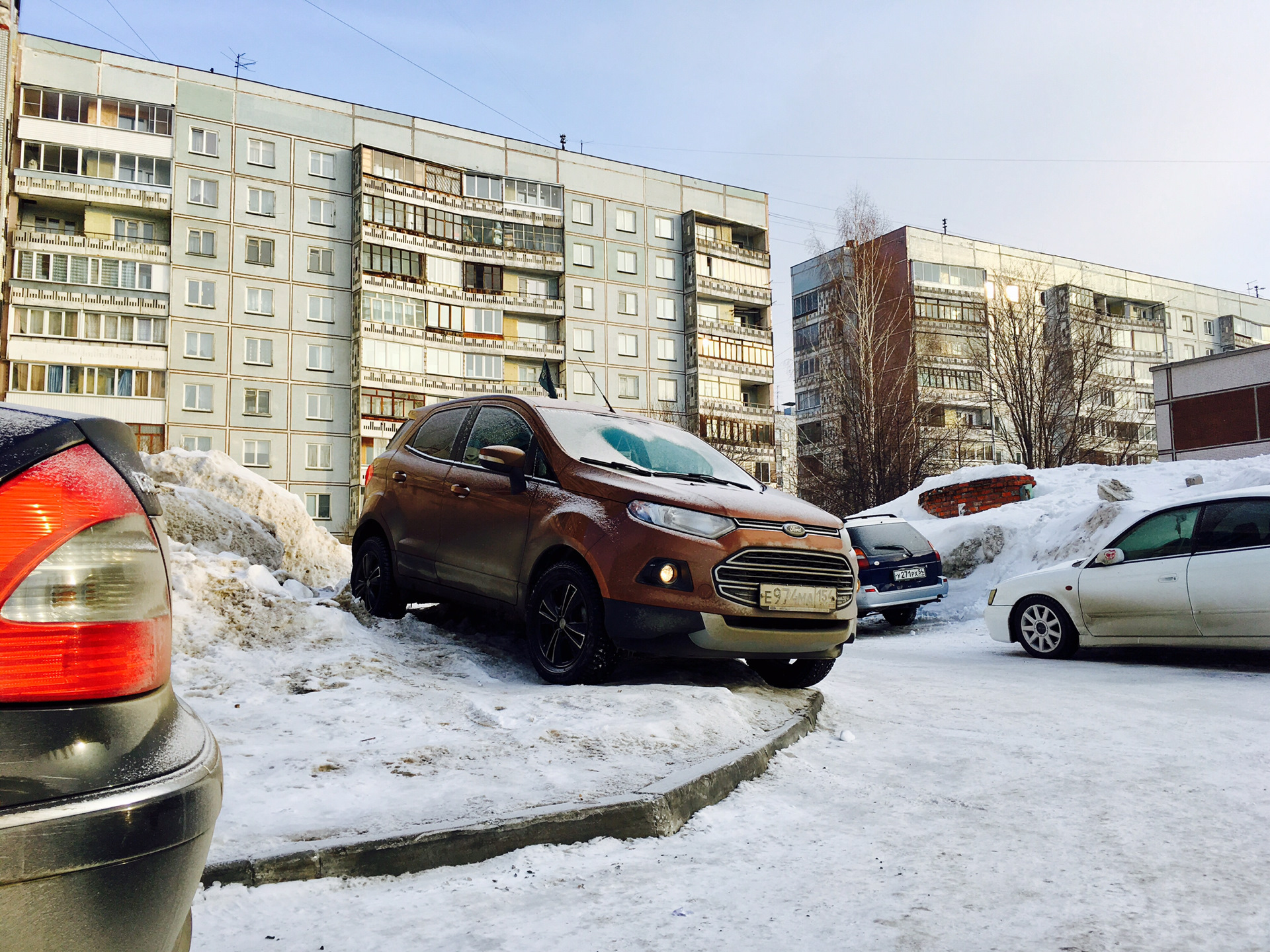 Стоянка зимой. Парковка зимой. Стоянка автомобилей зимой. Парковка авто зимой. Машины на парковке зимой.