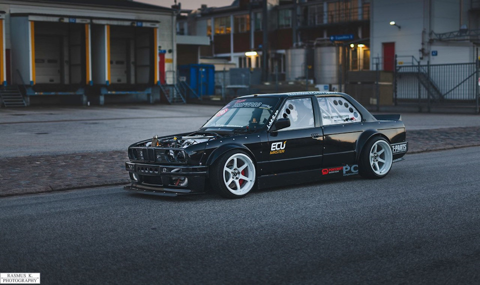 BMW e30 седан дрифт