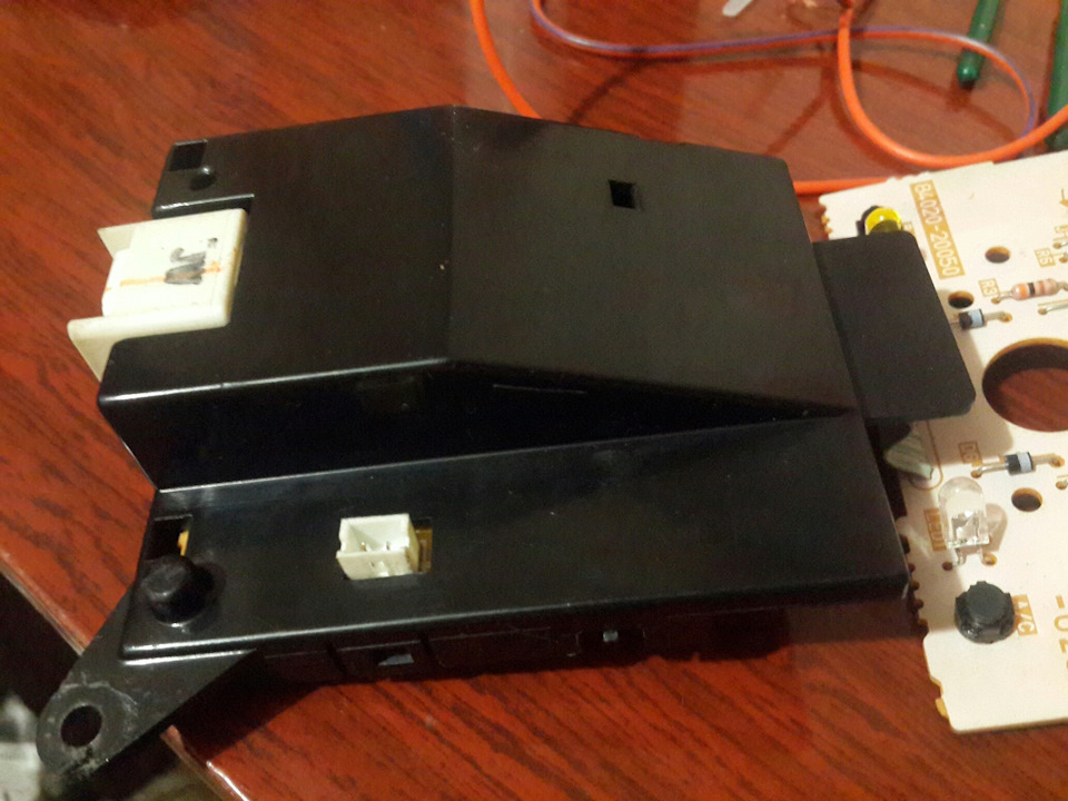 Маленький штекер снизу на блоке управления печкой, подает сигнал на ...