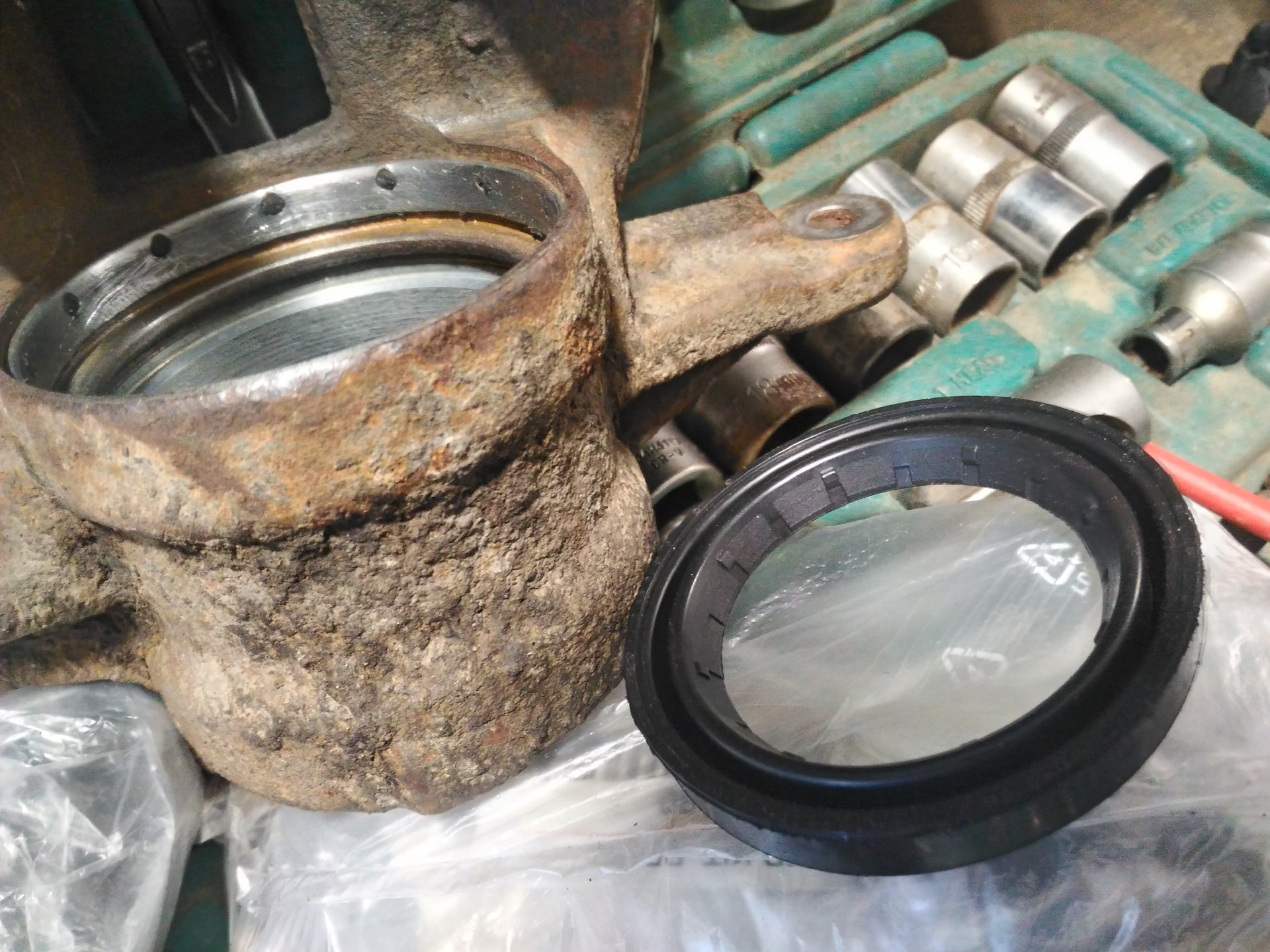 Резинка тормозного поршня 50 мм. Замена манжеты заднего тормозного цилиндра газель. Уплотнительное кольцо главного тормозного газель 3302. Главный тормозной цилиндр автомобиля газ 22171. Манжеты тормозного цилиндра переднего ваз 2106.