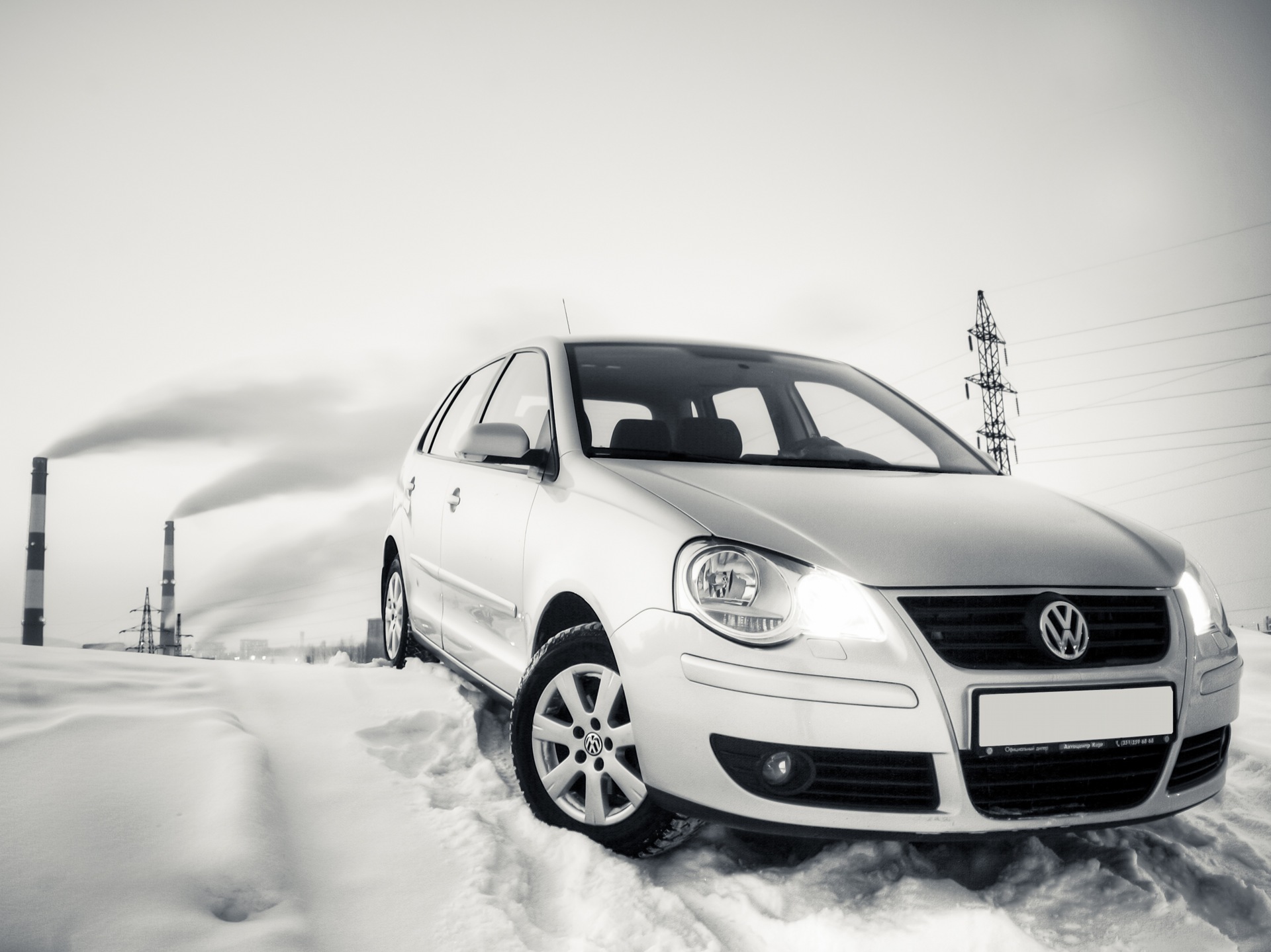 Белый седан Volkswagen Polo зима