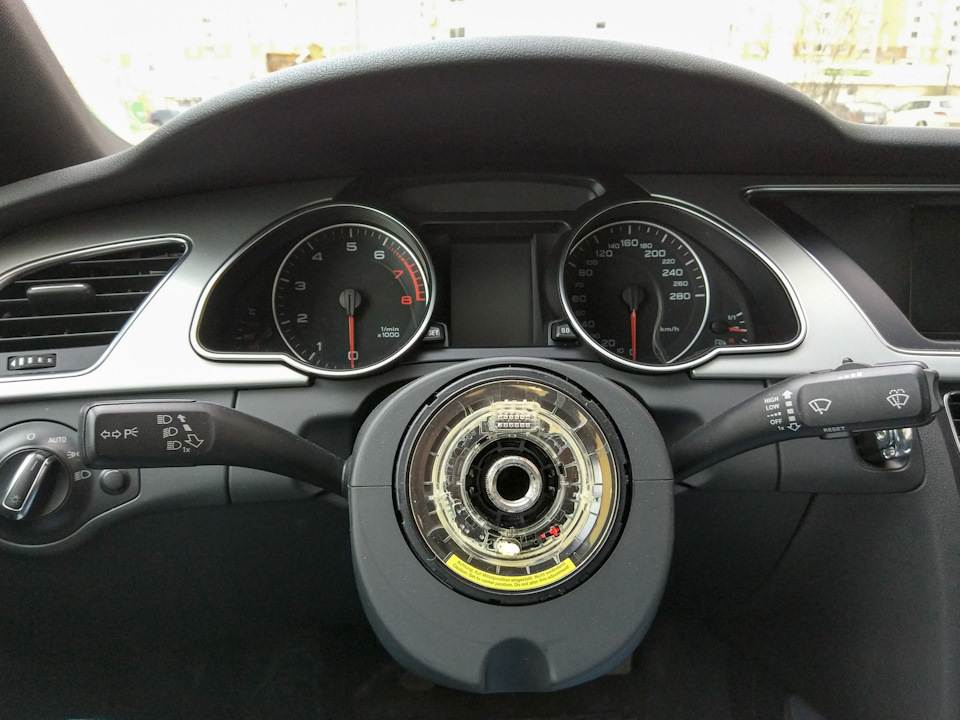 Откручиваем центральный болт и снимаем руль — Audi A5 (1G)