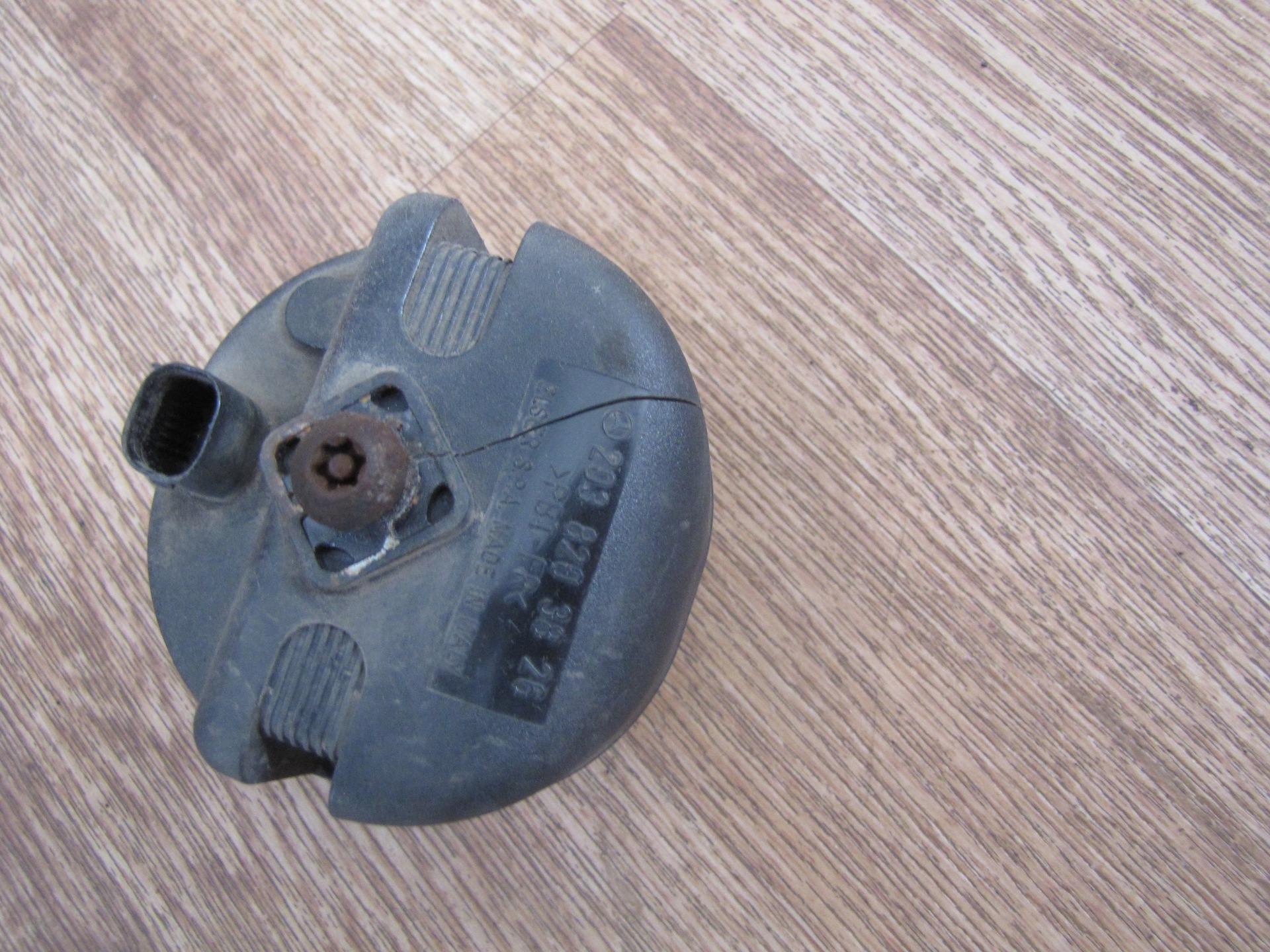 Постоянно перегорает предохранитель "8" в багажнике. Вопрос решен ...