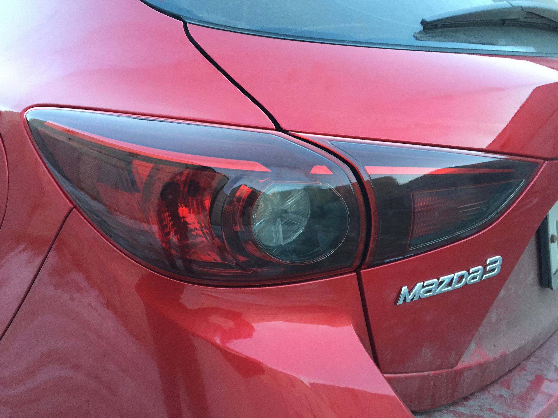 Задняя фара мазда 3. Тонировка задних фонарей Мазда 3. Задние тонированные фонари Мазда 3. Мазда 3 с тонированными фарами красная. Mazda 3bm тонирование фар ?.