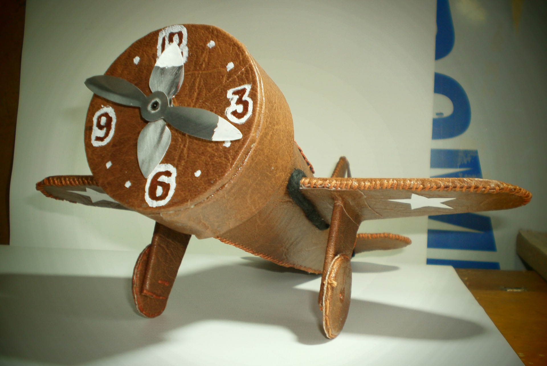 Часы самолет движущиеся. Часы "самолет". Часы сувенир Аэроплан. Деревянный самолет сувенир с часами. Часы настенные самолетик.