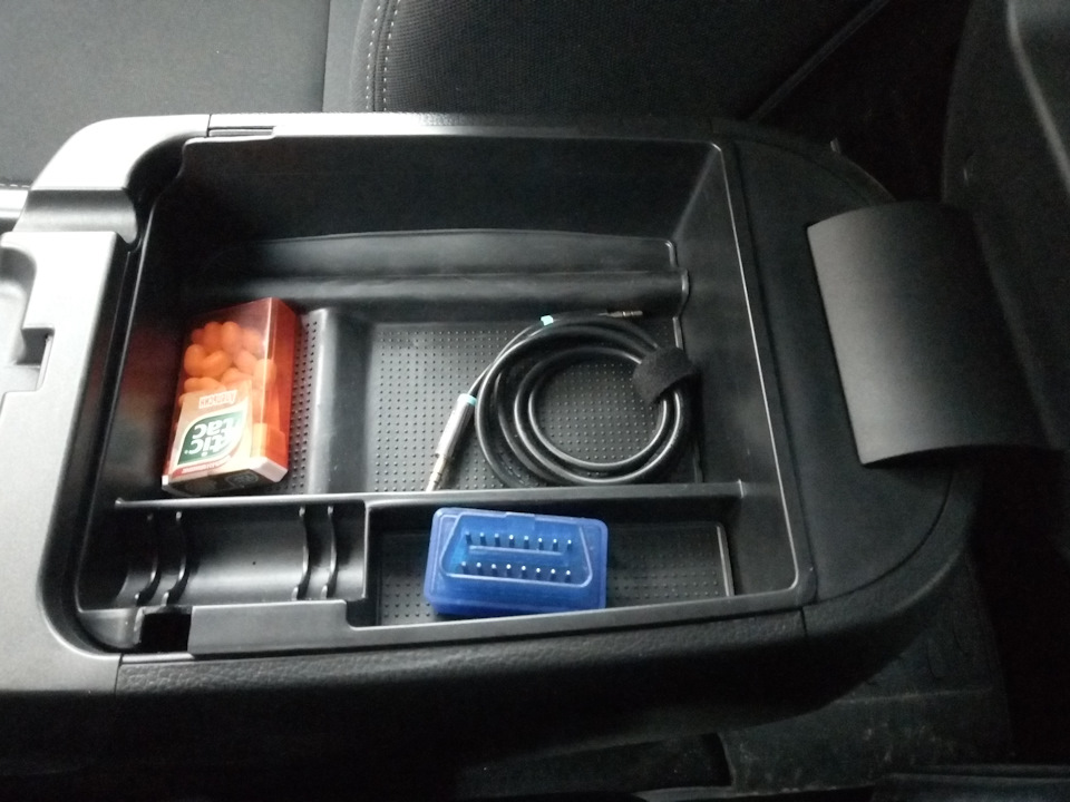 Вставки в подлокотник. Органайзер в бардачок в ауди q7. Отсек в подлокотник хендай икс 35. Вставки в подлокотник. Подлокотники ленд ровер дискавери спорт.