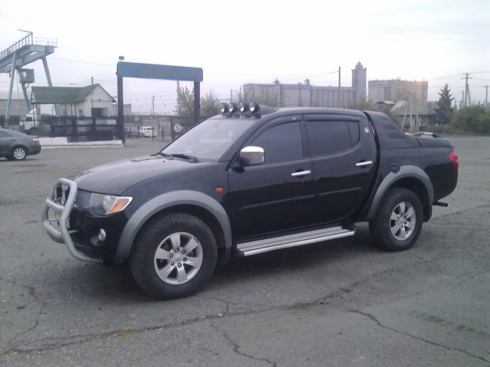 Mitsubishi l200 Black