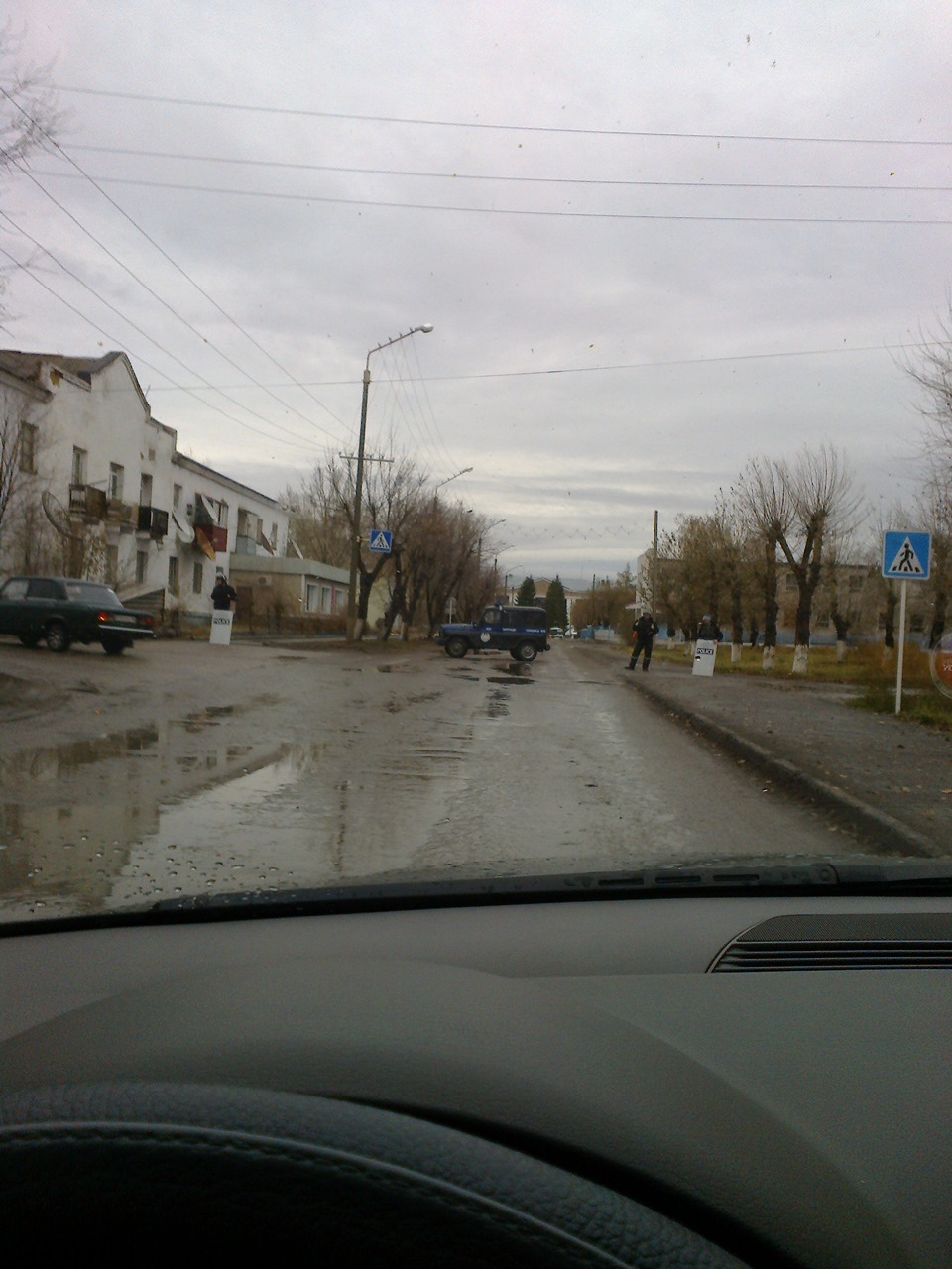 Обработка силиконом уплотнителей дверей. — Audi A4 (B6), 1,8 л, 2002 ...