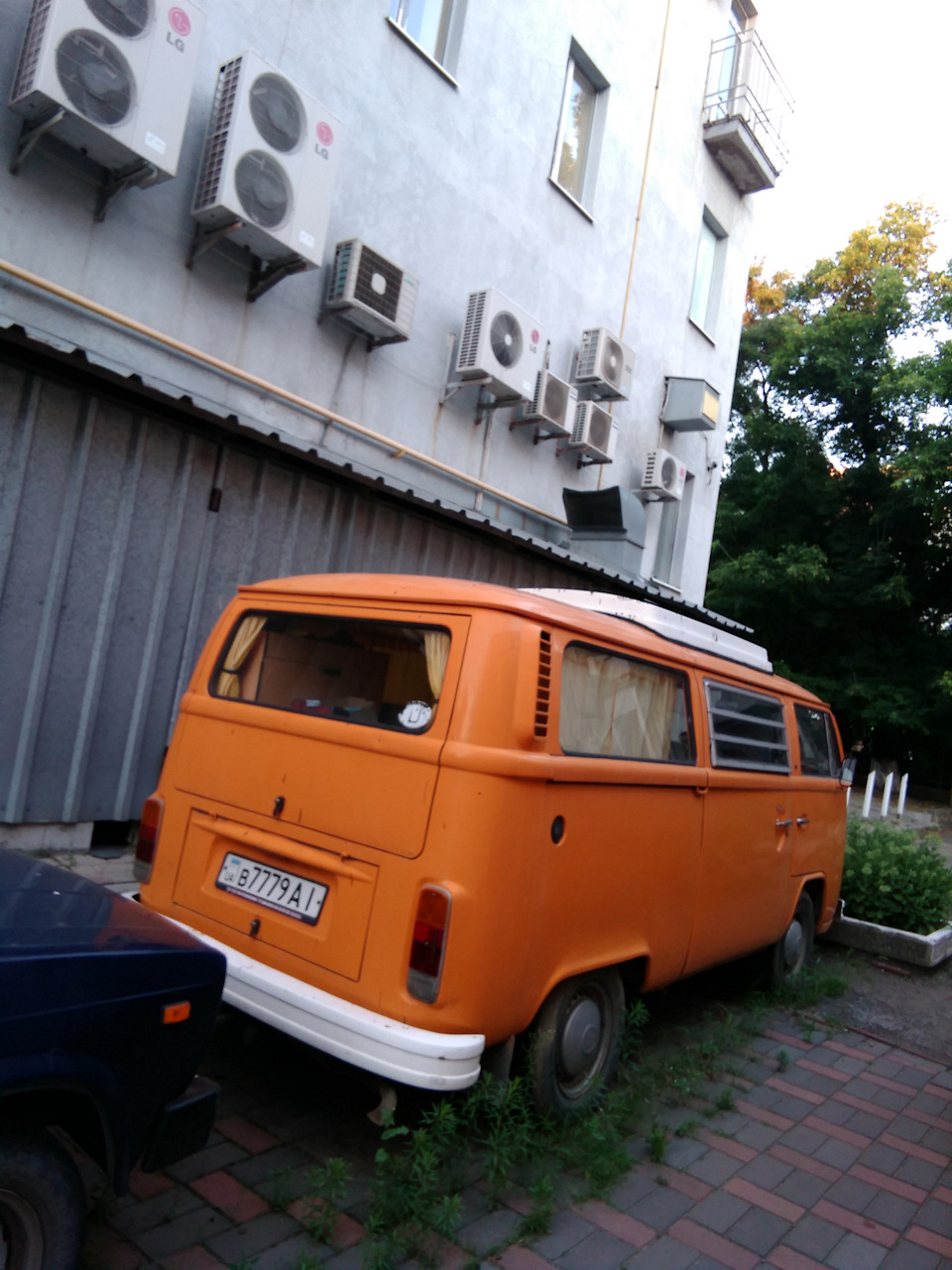 Ретро классика в центре Луганска Volkswagen T 2 1967-1979 — Volkswagen  Transporter T5, 2,5 л, 2005 года | просто так | DRIVE2