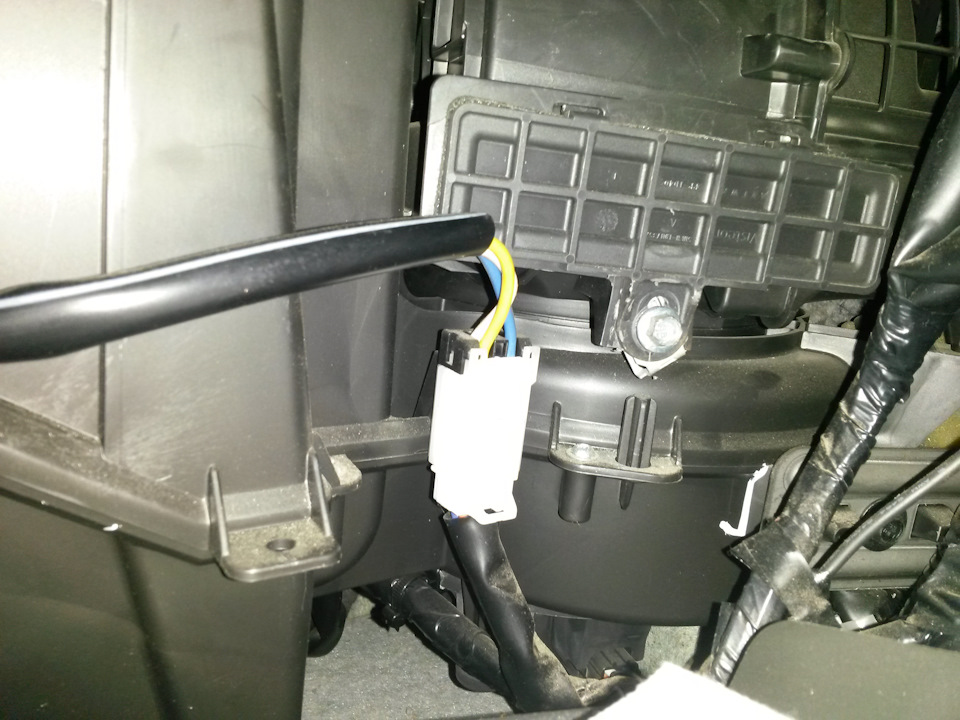 Замена салонного фильтра - Nissan Pathfinder (3G), 2,5 л, 2011 года плановое ТО 