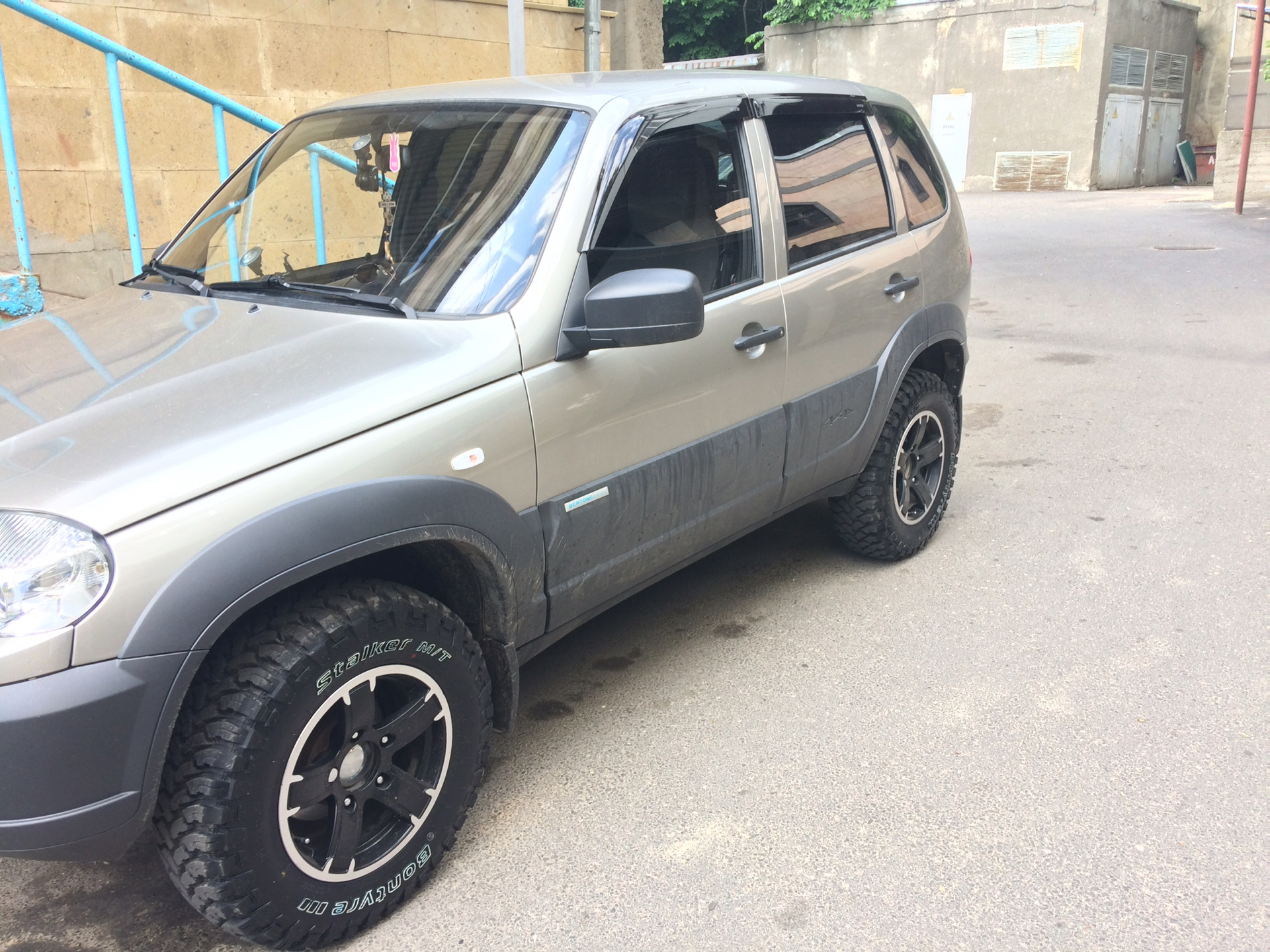 Нива шевроле r15. Chevrolet Niva 215/75r15. 215 75 15 Зимняя на Шевроле Нива.