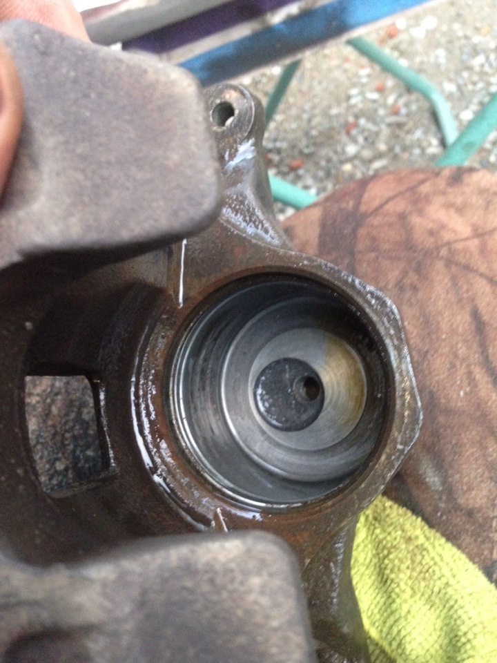 Opel omega b направляющие суппортов. Резинка направляющей суппорта accord 8 2,4. Ремкомплект суппорта инфинити g25. Как поменять резинки суппорта. Резинка суппорта.