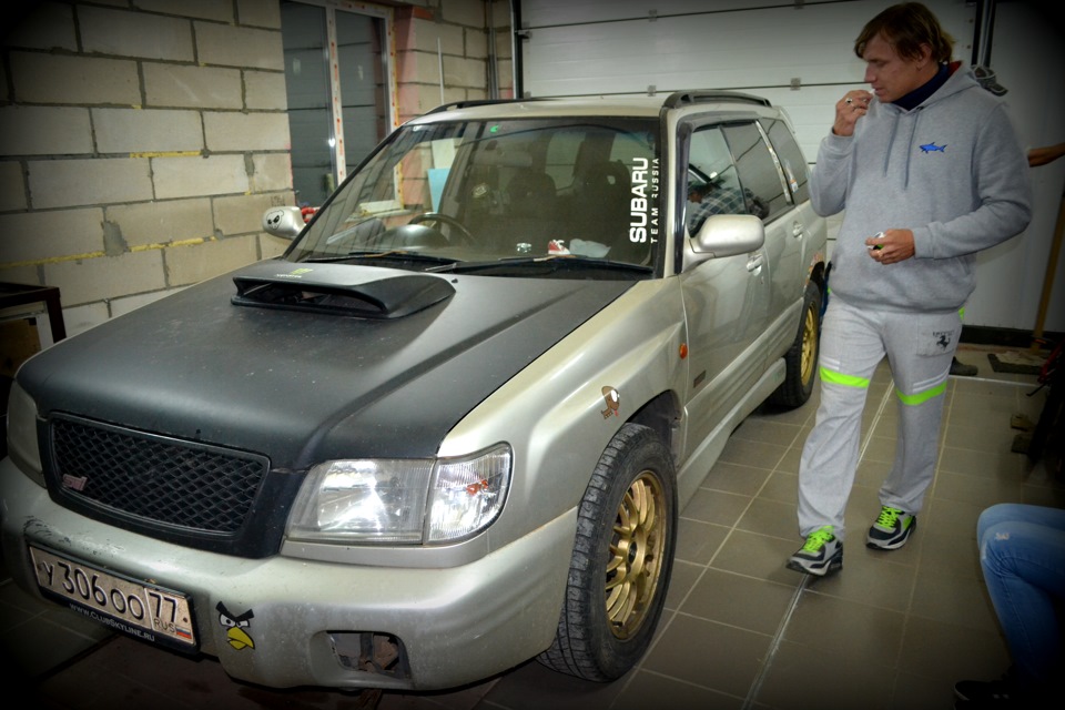 Димон обсматривает чудо апппарат))) — Citroen C1 (1G)