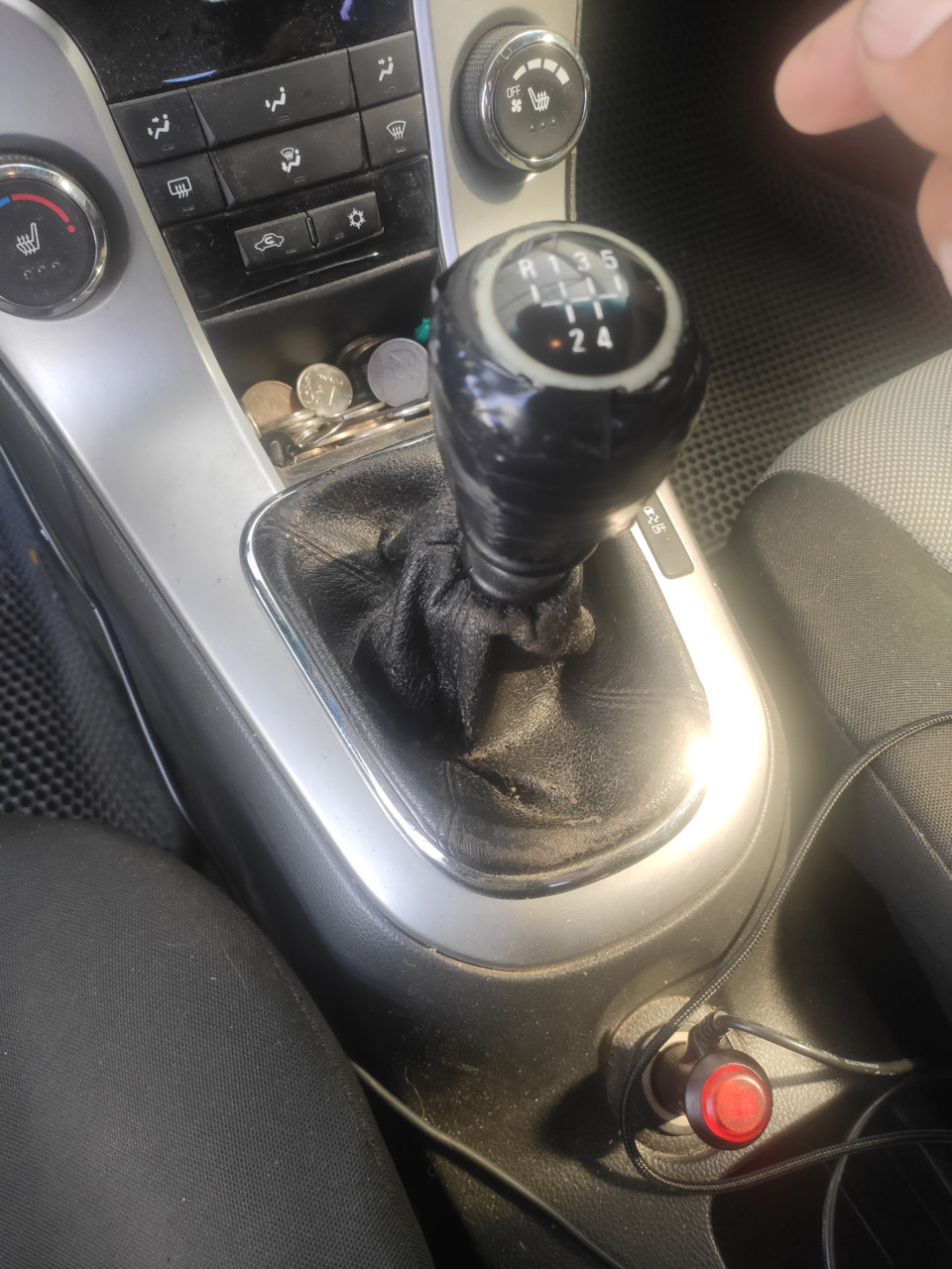 Кожа старого дермантина начала сыпаться… — Chevrolet Cruze (1G)