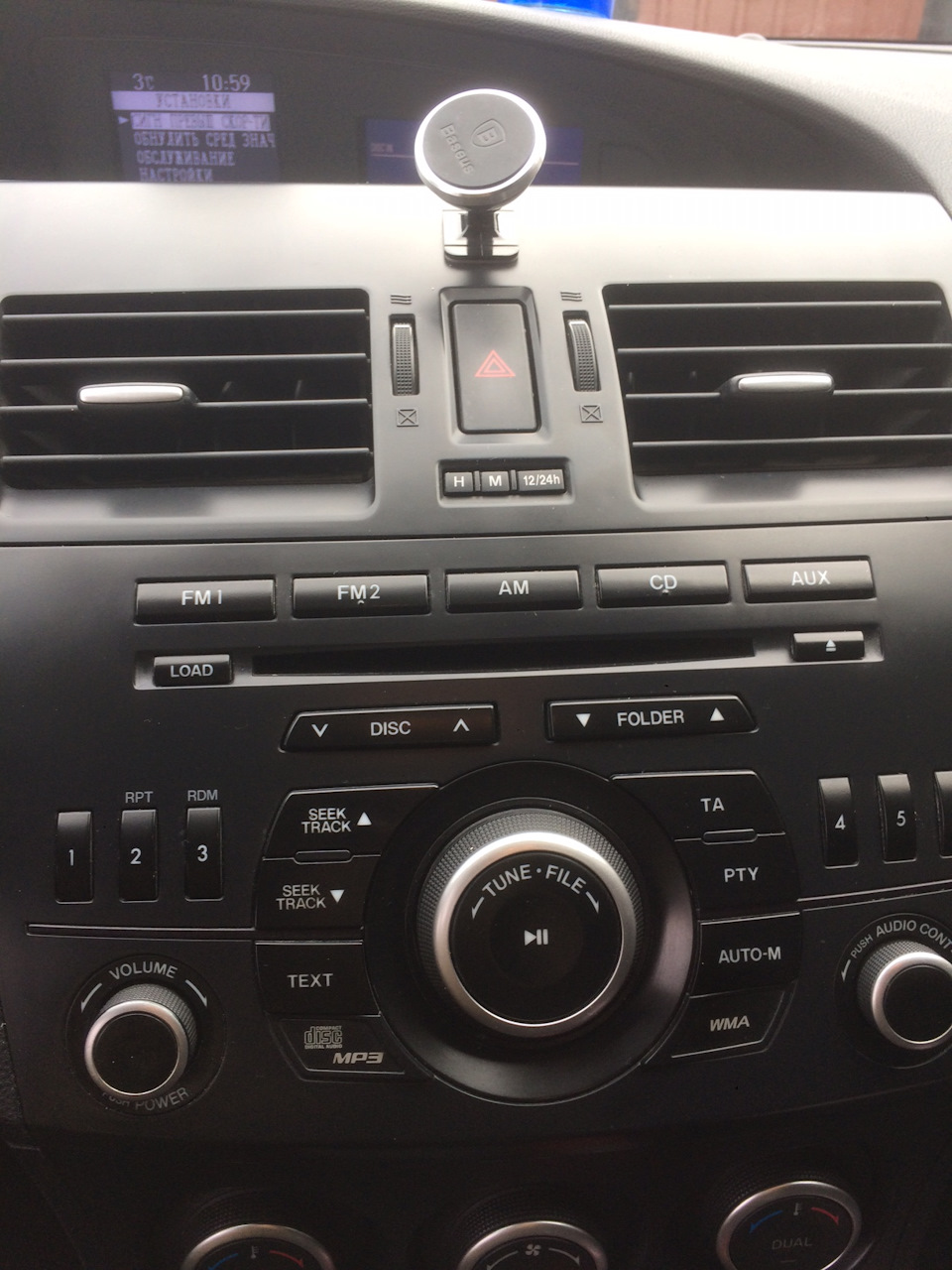 Кнопки настройки времени прямо под кнопкой аварийки )) — Mazda 3 (2G) BL