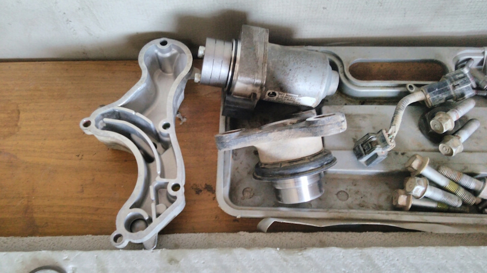 Крышку тоже чистим — KIA Sportage (3G)