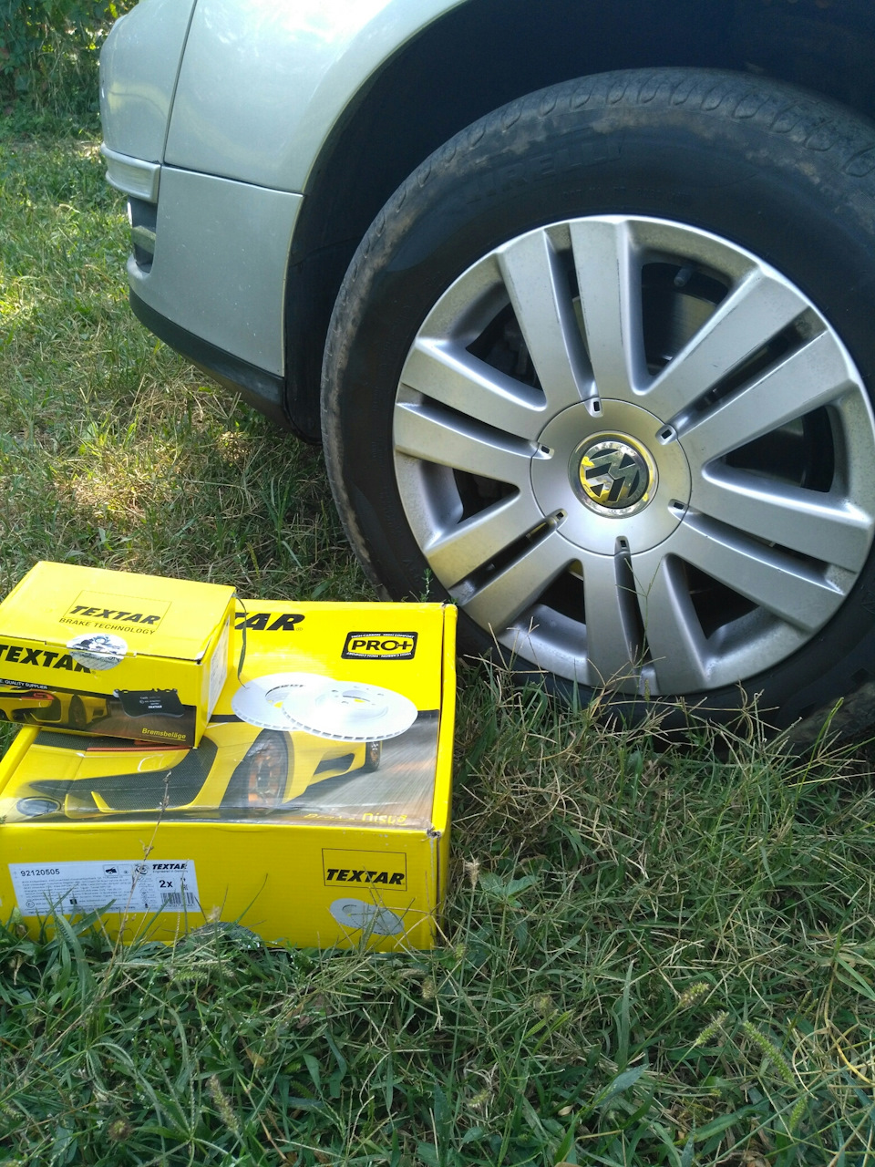Замена передних колодок и дисков Textar 92120505 диск, 2358701 колодки ...