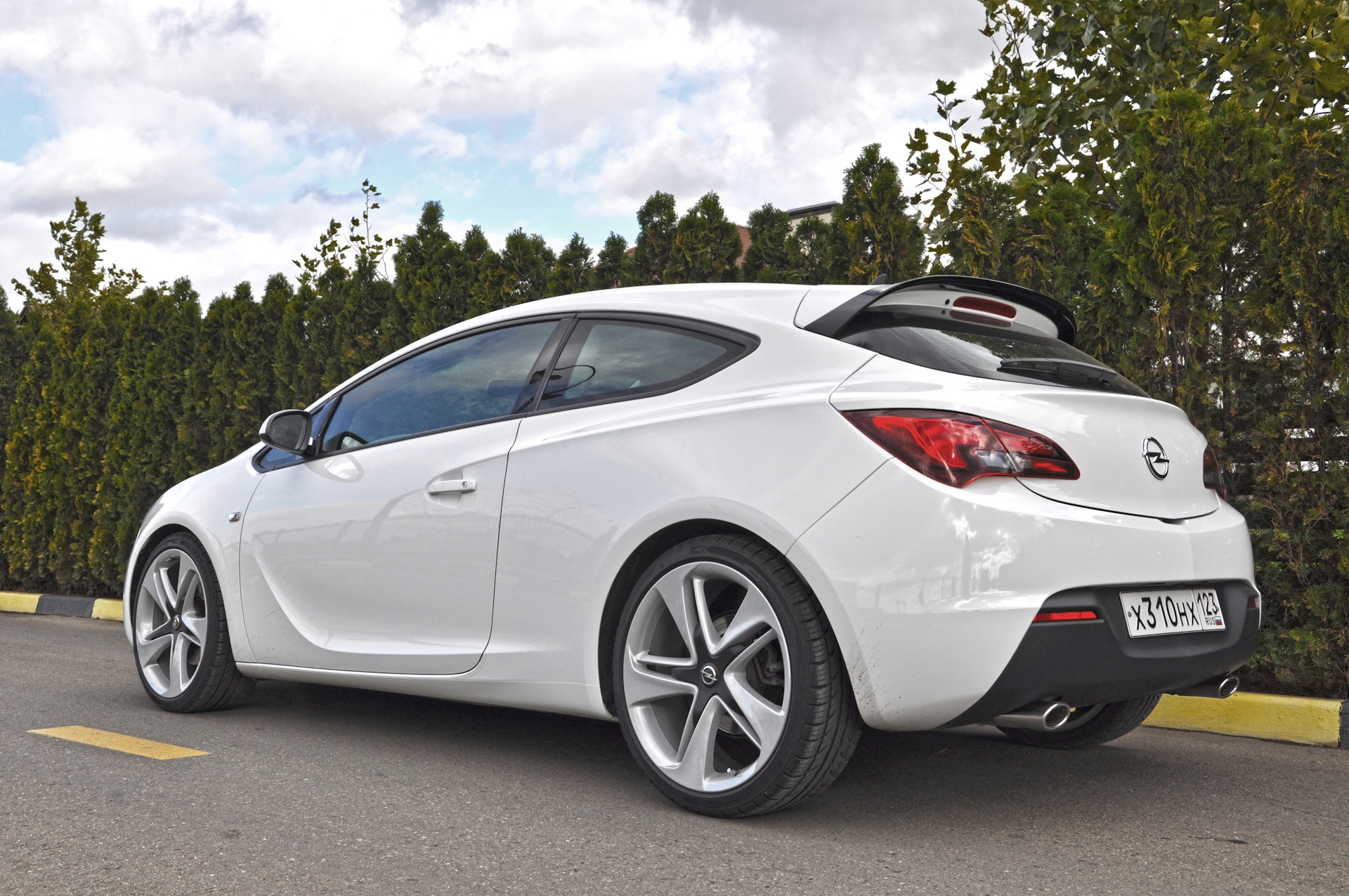 Opel Astra GTC OPC 2012