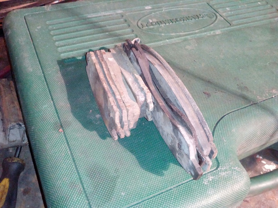 Все что осталось от колодок покругу только правые задние почти как новые да и супорт почти новый — Great Wall Safe