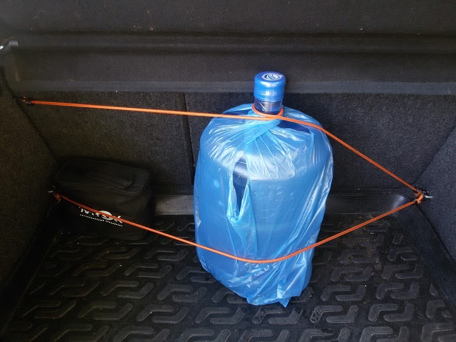 Перевезти бутылку. Перевезти бутылку. Паллет для 19 литровых бутылей. Упаковка для бутылки вина для перевозки. Держатель для бутылки в багажник.