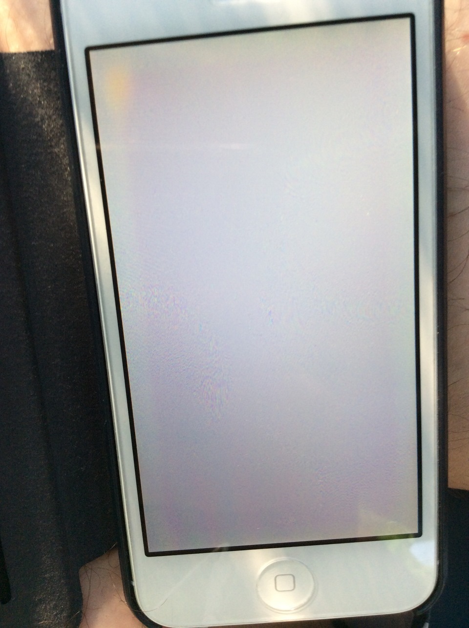 Почему экран телефона стал белым. Желтит экран айфон 5. Рамка айфон с белым экраном. Полоски по краям экрана смартфона. Потемнение на экране айфона.