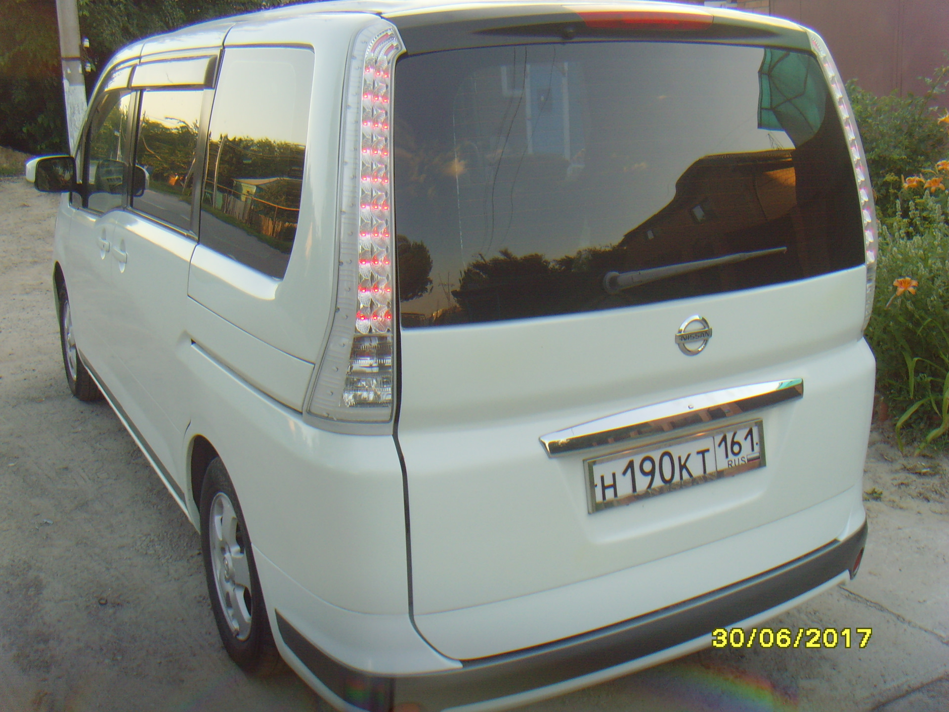 Ниссан серена с25. Ниссан Серена с25 2006 год. Серена с25 задние фонари. Nissan Serena с25 сзади.