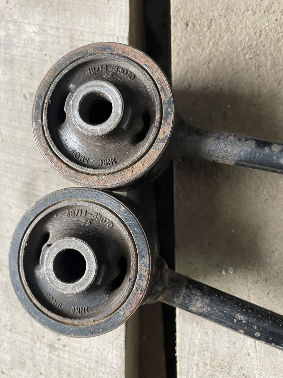 Замена сайлентблоков реактивных тяг моста — Toyota Hilux Surf (4G), 2,7 ...