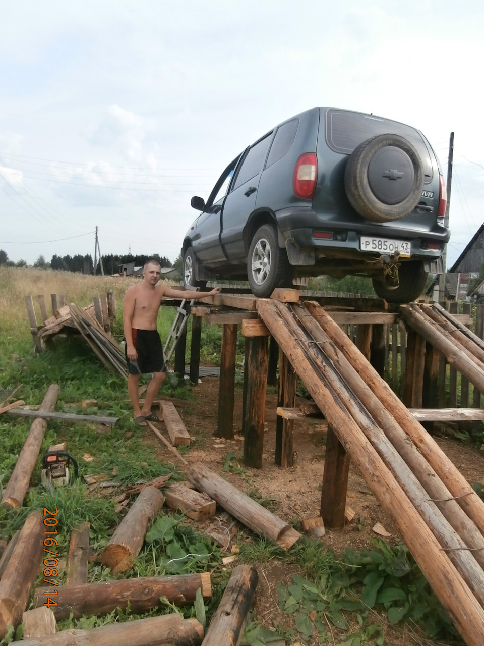 деревянная эстокада для ремонта машин. — Chevrolet Niva, 1,7 л, 2006 года |  своими руками | DRIVE2