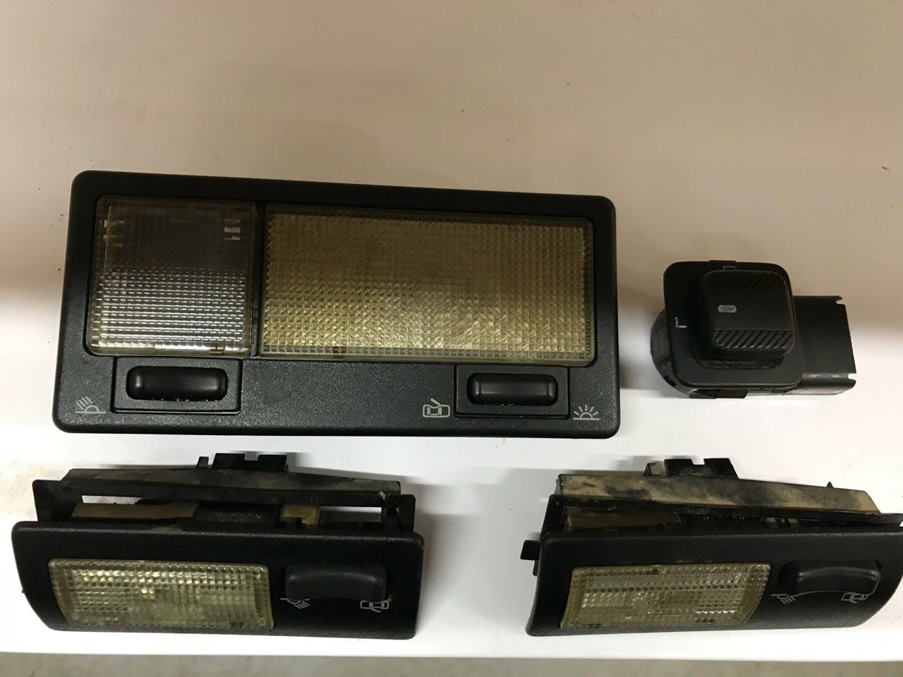 Плафон подсветки салона vw passat b3. Плафон освещения салона 357947291 (или 3a0 947 291). Плафон салона пассат б4. Плафон пассат б3. Плафон пассат б3.