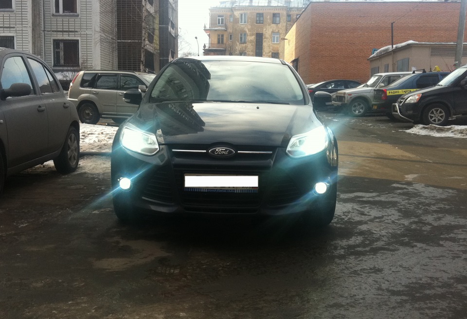 Свет фокус 3. Ford Focus 2 ксенон. Форд фокус 2 ксенон в Ближний. Ford Focus 3 ксенон. Ксенон в Ближний свет Форд фокус 3.