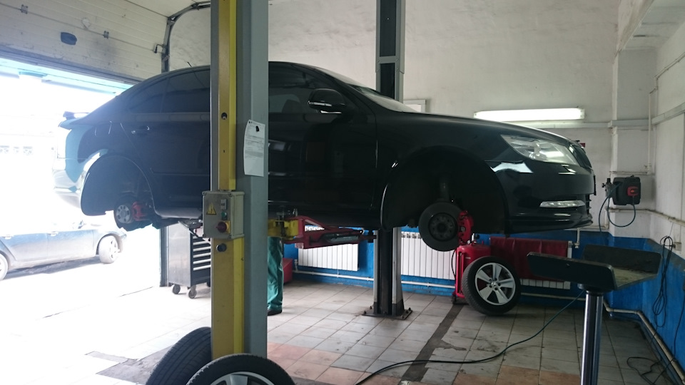 Замена колодок и задней опоры двигателя — Skoda Octavia A5 Mk2, 1,8 л ...