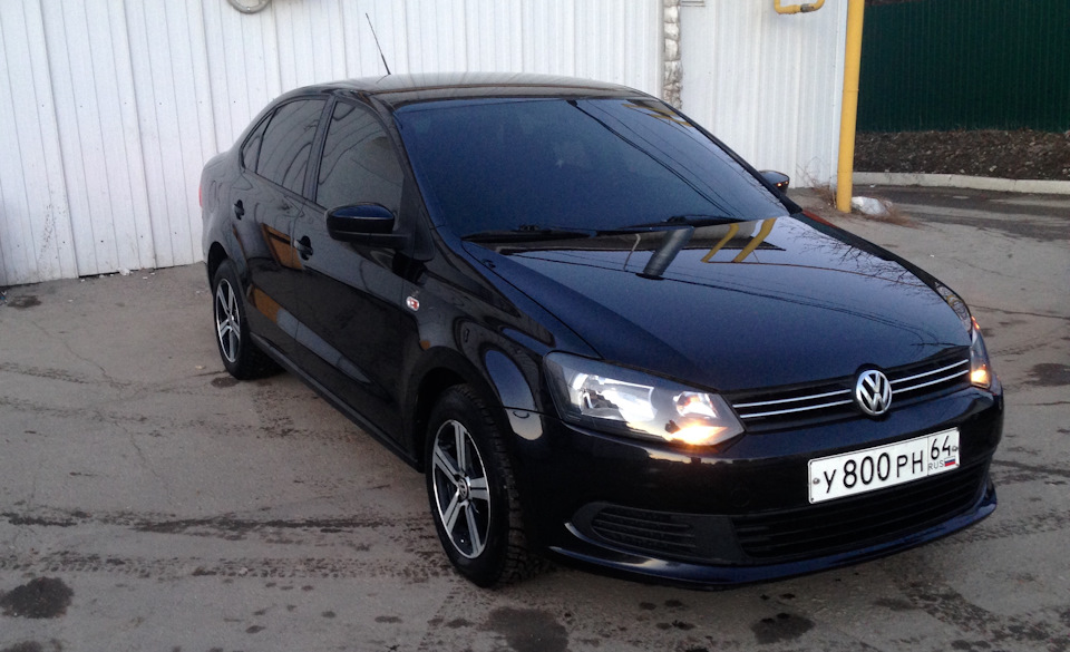 Volkswagen Polo 2015 черный