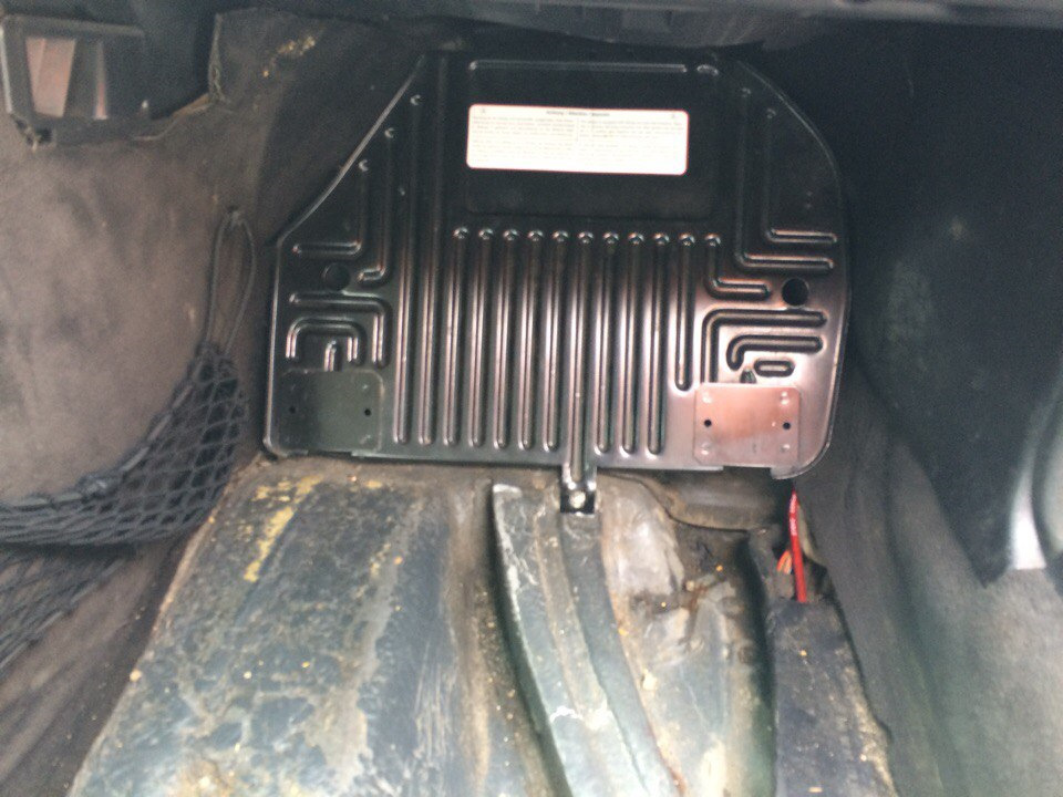 Прикручиваем крышку на место без всяких проблем. Ничего даже не видно, и не выпирает — Mercedes-Benz E-Class (W124)