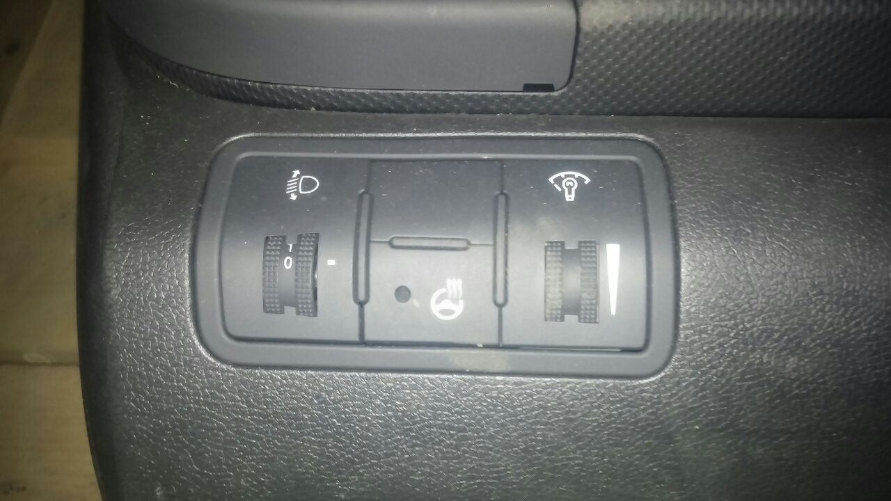 Обогрев сидений солярис. Hyundai Solaris 2013 кнопка подогрева сидений.