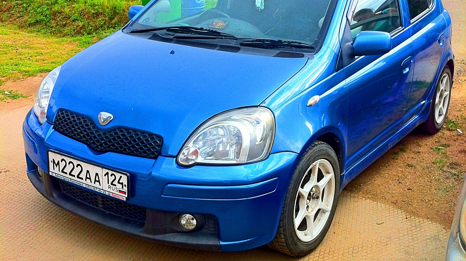 Миний. Toyota Vitz синий. Тойота Витц синяя. Toyota Vitz Blue 2003. Тойота Витц синий 2003.