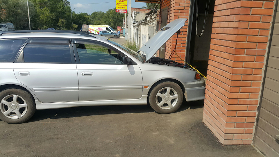 #20 Заправил кондиционер. Не без сюрпризов. — Toyota Caldina (210), 2 л ...