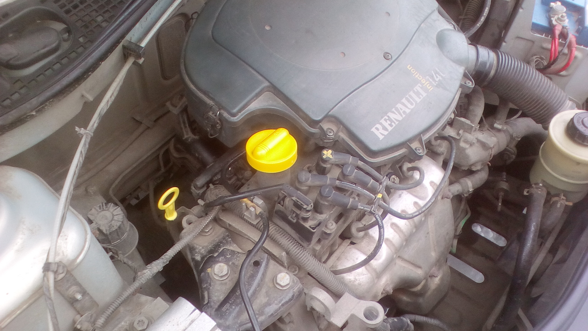 Рено симбол масло в двигатель. Щуп Рено Логан 1.4. Renault symbol 2007 щуп масляный. Масляный щуп Рено Логан 1.4. Щуп на Рено Логан 1.6.