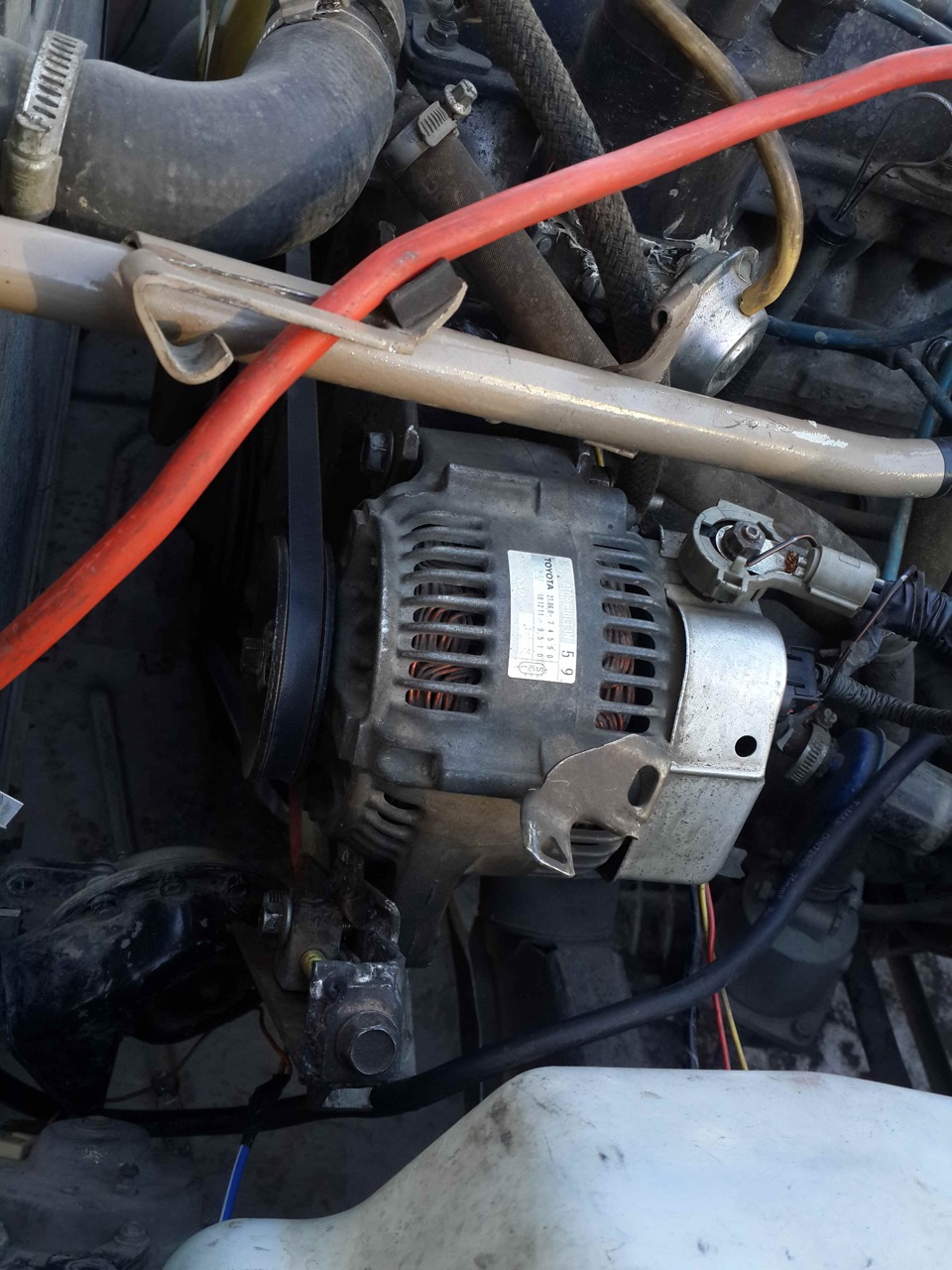 Генератор нива 21213 инжектор. Замена генератора 2121. Нижний кронштейн генератора ваз 2121. Замена генератора 2121. Перенос генератора нива 2121.